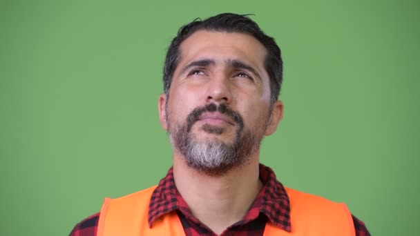 Knappe gelukkig Perzische bebaarde man bouwvakker glimlachen en denken — Stockvideo