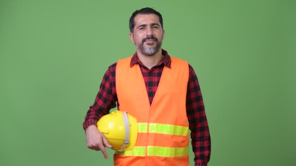 Bonito homem barbudo persa trabalhador da construção sorrindo — Vídeo de Stock