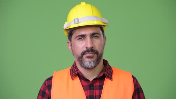 Guapo persa barbudo trabajador de la construcción sonriendo — Vídeos de Stock