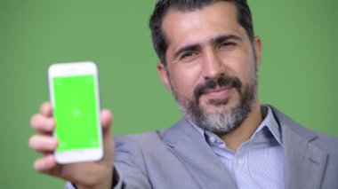 İşadamı gösteren telefon yakışıklı Farsça sakallı