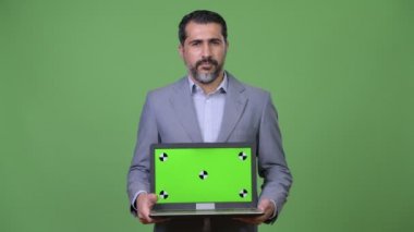 Yakışıklı Farsça işadamı gösteren dizüstü sakallı