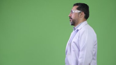 Koruyucu gözlük takan yakışıklı Farsça sakallı adam doktor profil görünümü