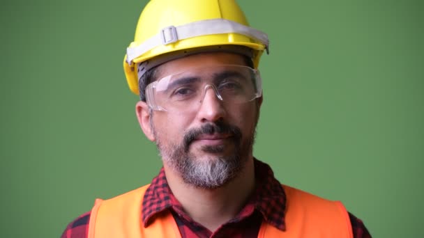 Beau Persan barbu travailleur de la construction portant des lunettes de protection — Video