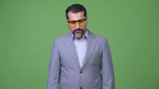 Όμορφος Περσικά γενειοφόρος επιχειρηματίας φορώντας γυαλιά ηλίου με τα χέρια σταυρωμένα — Αρχείο Βίντεο