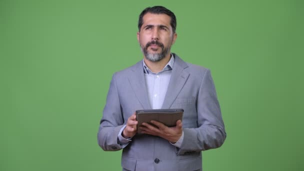 Красивий Перська бородатий бізнесмен, використовуючи цифровий планшетний — стокове відео