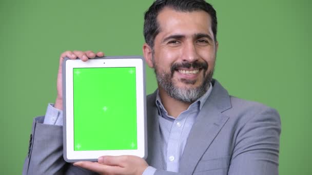 Bonito empresário barbudo persa mostrando tablet digital — Vídeo de Stock