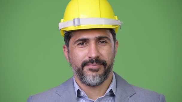 Красивый счастливый персидский бородатый бизнесмен, улыбающийся инженер — стоковое видео