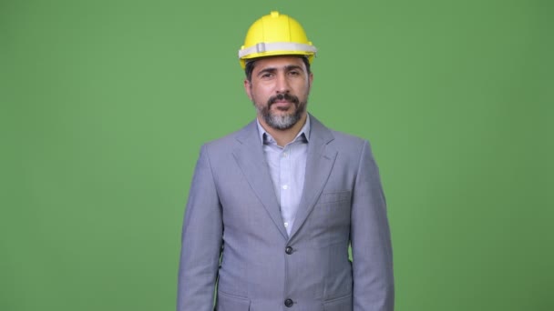 Guapo persa barbudo hombre de negocios como ingeniero con los brazos cruzados — Vídeos de Stock