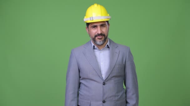 Bello persiano barbuto uomo d'affari come ingegnere dando stretta di mano — Video Stock