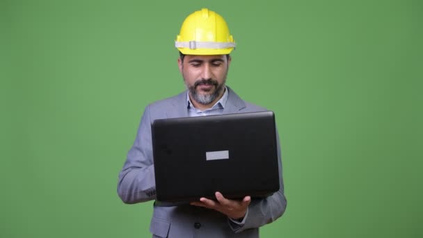 Bonito empresário barbudo persa como engenheiro pensando ao usar laptop — Vídeo de Stock