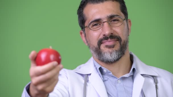 Bonito persa barbudo homem médico como nutricionista dando maçã — Vídeo de Stock