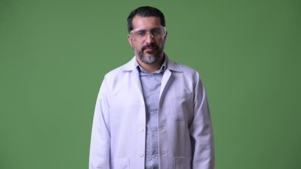 Beau perse barbu homme médecin portant des lunettes de protection — Video