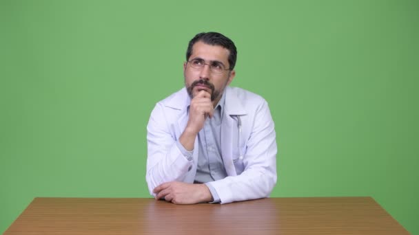 Όμορφος Περσικά γενειοφόρος άνδρας γιατρός σκέφτεται — Αρχείο Βίντεο