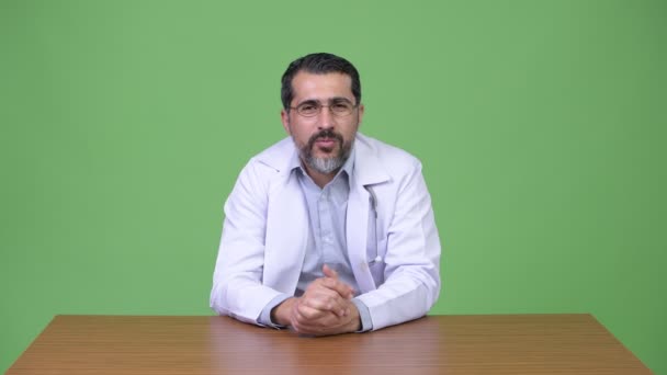 Guapo persa barbudo hombre médico hablando y dando consulta — Vídeo de stock