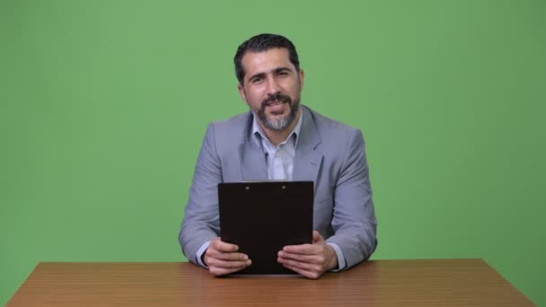 Περσική όμορφος γενειοφόρος επιχειρηματίας παρουσιάζοντας ενώ κρατάτε Πρόχειρο — Αρχείο Βίντεο