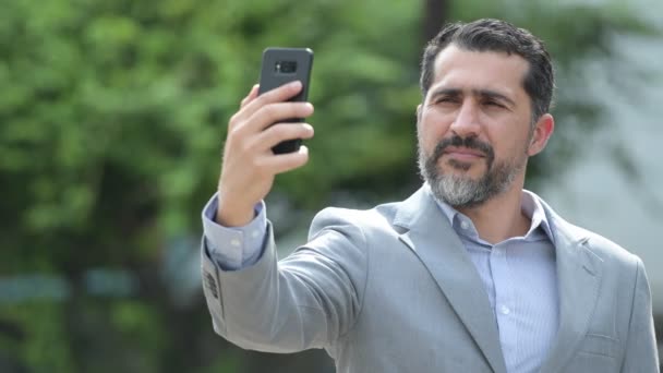 Krásný perský vousatých podnikatel s selfie v ulicích venku — Stock video