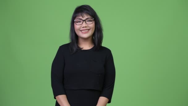 Hermosa mujer de negocios asiática feliz sonriendo sobre fondo verde — Vídeo de stock