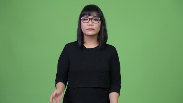 Belle asiatique femme d'affaires avec les bras croisés — Video