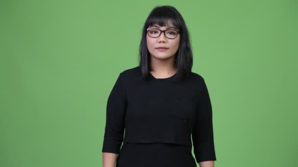 Belle femme d'affaires asiatique donnant poignée de main — Video