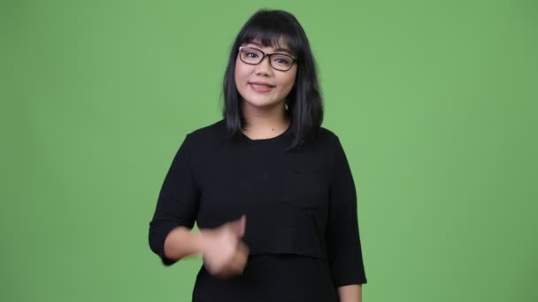 Beautiful Asian businesswoman giving thumbs up — Stock Video