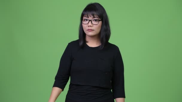 Mooie Aziatische zakenvrouw wijzend op camera — Stockvideo