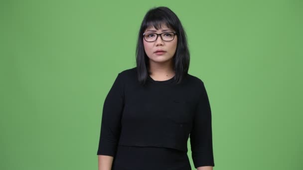 Hermosa mujer de negocios asiática mirando emocionada — Vídeo de stock