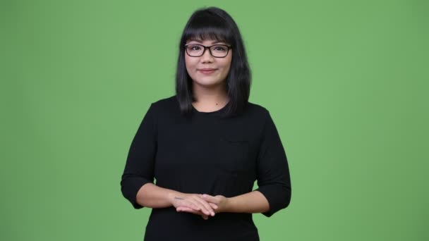 Vackra asiatiska affärskvinna visar något — Stockvideo
