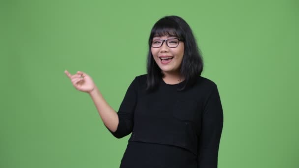 아름 다운 아시아 사업가 웃으면서 손가락을 가리키는 — 비디오