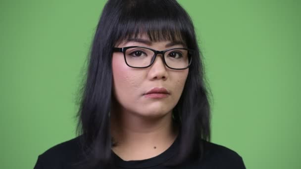 Krásné asijské podnikatelka pokyvující hlavu ne — Stock video