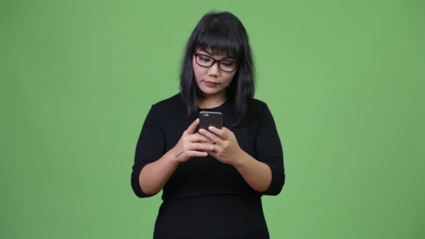Schön asiatische Geschäftsfrau mit Telefon — Stockvideo
