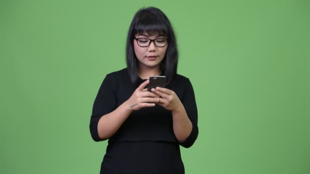 Belle heureuse femme d'affaires asiatique penser tout en utilisant le téléphone — Video