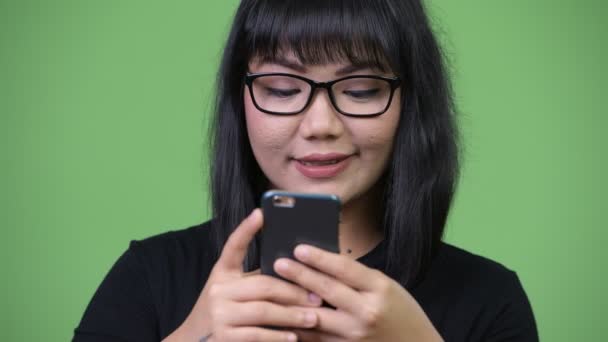 Schön asiatische Geschäftsfrau denken, während mit Telefon — Stockvideo