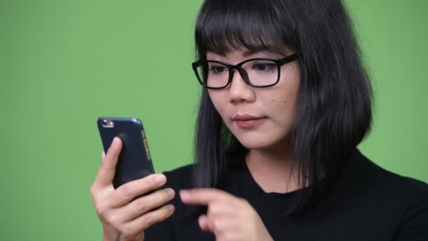 Bella asiatica donna d'affari utilizzando il telefono — Video Stock