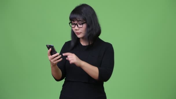 Πανέμορφο Ασίας επιχειρηματίας χρησιμοποιώντας το τηλέφωνό — Αρχείο Βίντεο