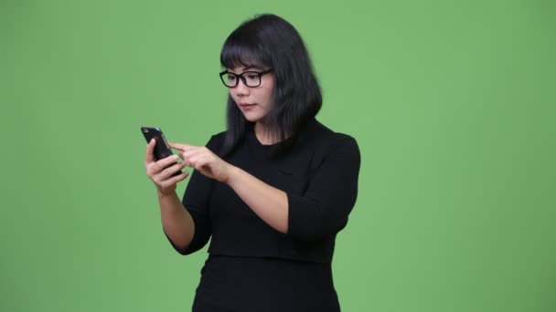 Красивая азиатская бизнесвумен по телефону — стоковое видео