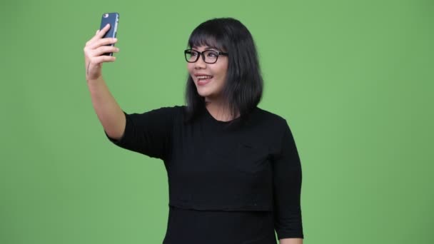 Hermosa mujer de negocios asiática videollamada con teléfono — Vídeos de Stock
