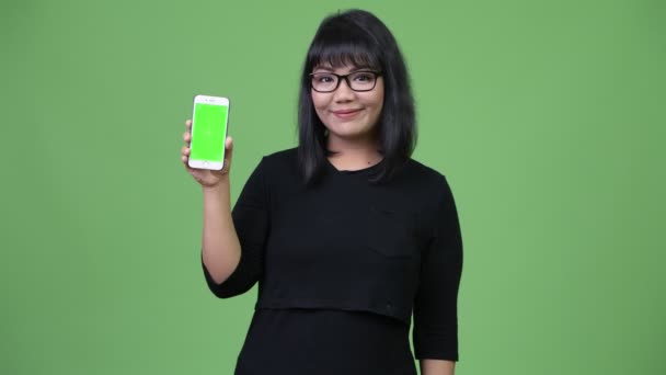 Belle asiatique femme d'affaires montrant téléphone — Video