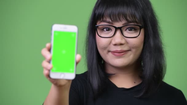 Hermosa mujer de negocios asiática mostrando teléfono — Vídeos de Stock