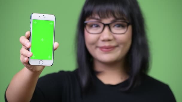 Schön asiatische Geschäftsfrau zeigen Telefon — Stockvideo