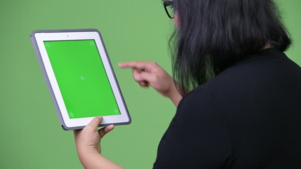 Mooie Aziatische zakenvrouw met behulp van digitale tablet — Stockvideo