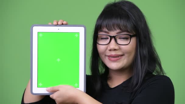 Bella donna d'affari asiatica mostrando tablet digitale — Video Stock