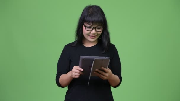 Красивая азиатская бизнесвумен с помощью цифрового планшета — стоковое видео