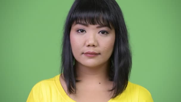 Piękna kobieta azjatyckich na zielonym tle — Wideo stockowe