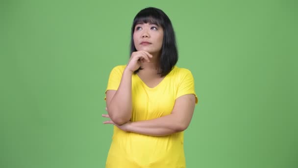Düşünme sırasında gülümseyen güzel mutlu Asyalı kadın — Stok video