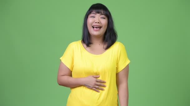 Mooie gelukkig Aziatische vrouw lachen — Stockvideo