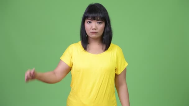 Mooie Aziatische vrouw geven duimen naar beneden — Stockvideo