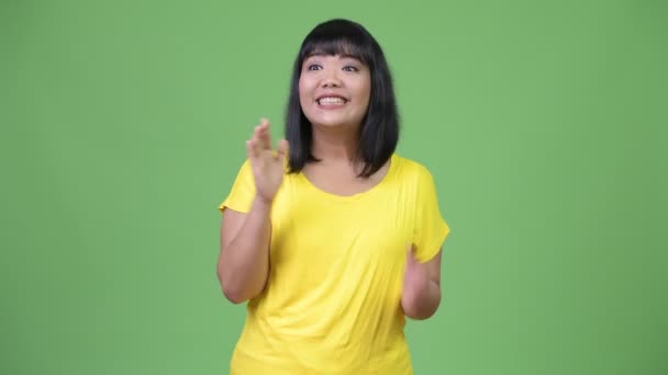 Belle femme asiatique heureuse applaudissements mains — Video