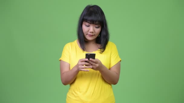 전화를 사용 하 여 아름 다운 행복 한 아시아 여자 — 비디오