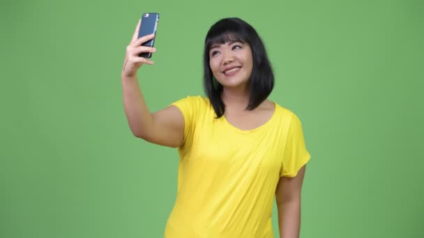 Piękny szczęśliwy Asian kobieta biorąc selfie przy użyciu telefonu — Wideo stockowe