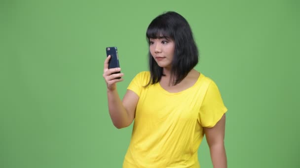 Schön asiatische Frau video telefonieren mit Telefon — Stockvideo